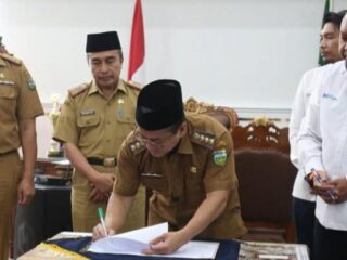 aa Kolaborasi pemda dan PLN diresmikan melalui penandatanganan MoU untuk mewujudkan transparansi penggunaan listrik PJU. Kamis 30/10/2025.