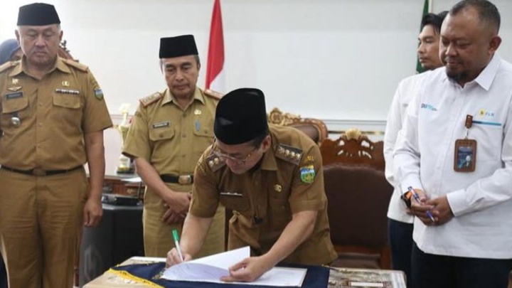 aa Kolaborasi pemda dan PLN diresmikan melalui penandatanganan MoU untuk mewujudkan transparansi penggunaan listrik PJU. Kamis 30/10/2025.