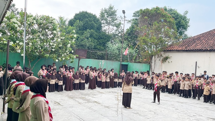 Kebersamaan dan kekompakan peserta didik SDN 2 Purbaratu mewarnai peringatan Hari Pramuka ke-65. Bersama belajar, bersama berkarya, dan bersama menumbuhkan semangat persaudaraan. Jum'at 14/08/2026. Foto Dok. Istimewa