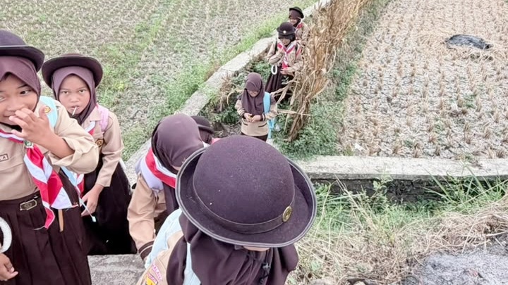 Menjelajah alam bersama dalam kegiatan Pramuka. Setiap langkah menjadi pengalaman untuk melatih keberanian, kemandirian, kekompakan, dan semangat pantang menyerah. Jum'at 14/08/2026. Foto Dok. Istimewa